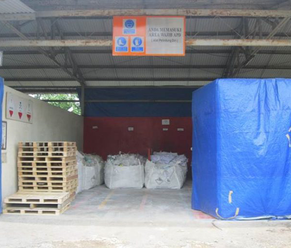 Penampungan limbah padat b3 768x575 1 600x512